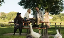 Claire (Isabella Amara) with her parents Pippi (Laura Dern) and Wilson (Woody Harrelson)